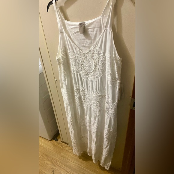 Elegant White Lace Dress - Picture 1 of 4